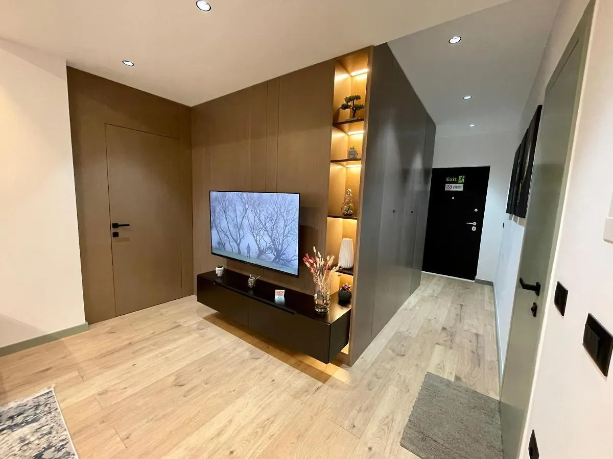 Queens Luxury Apartments تيرانا