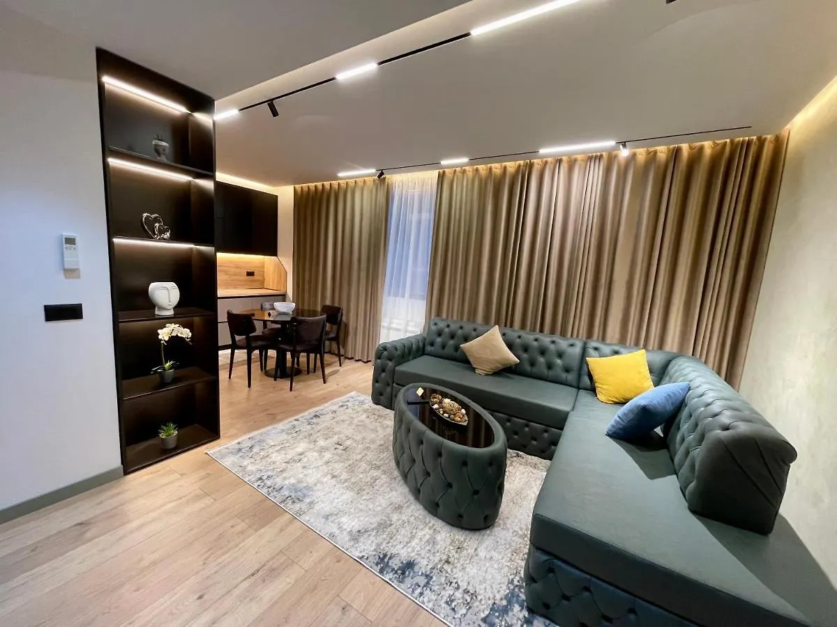 Queens Luxury Apartments تيرانا