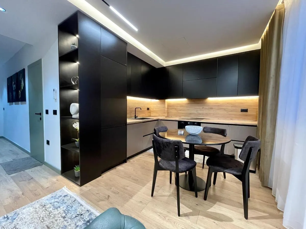 Queens Luxury Apartments تيرانا
